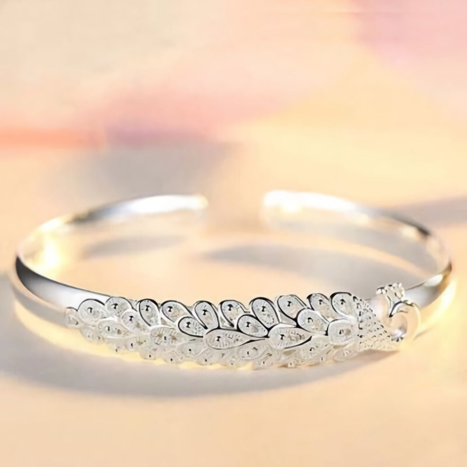 Pulseira Pavão da Verzano® em prata esterlina 925, com design elegante e ajustável, ideal para mulheres em eventos especiais como casamentos e noivados.