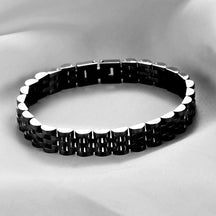 Pulseira minimalista em aço inoxidável chapeado a ouro ou preto, design elegante e versátil.