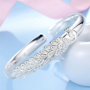 Pulseira Pavão da Verzano® em prata esterlina 925, com design elegante e ajustável, ideal para mulheres em eventos especiais como casamentos e noivados.