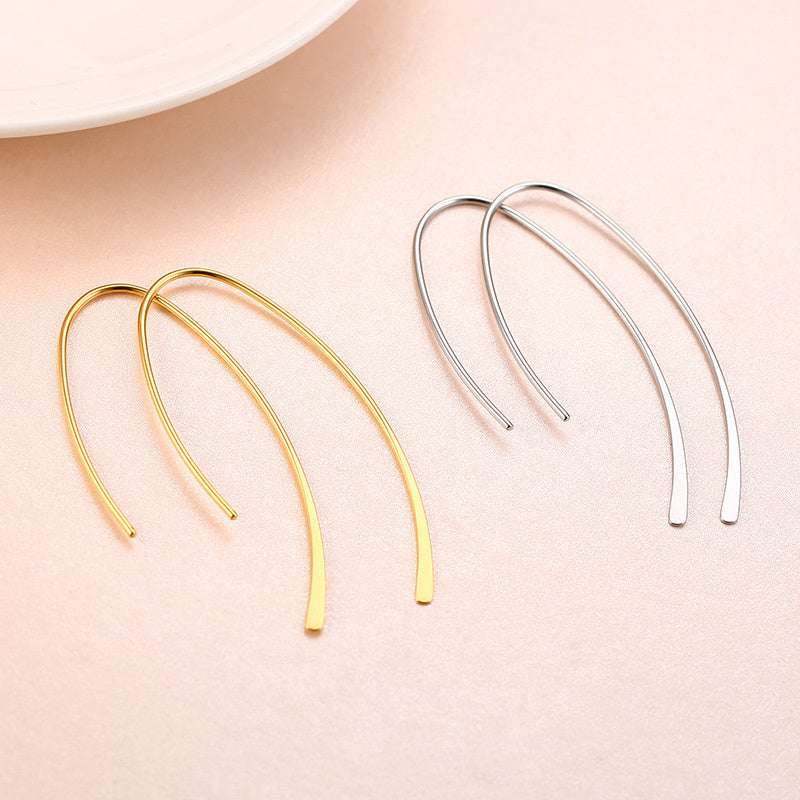 Brincos de argola geométricos minimalistas em aço inoxidável dourado ou prateado, design elegante e sofisticado para mulheres modernas.