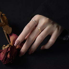 Anel V-Luxe ajustável em prata esterlina 925 com design geométrico e pérola – joia elegante e sofisticada para eventos especiais.