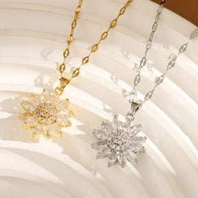 Colar Girassol Cravejado Verzano® – colar feminino dourado com pingente de girassol cravejado de zircônias brilhantes, acessório elegante e sofisticado.