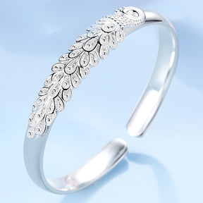 Pulseira Pavão da Verzano® em prata esterlina 925, com design elegante e ajustável, ideal para mulheres em eventos especiais como casamentos e noivados.