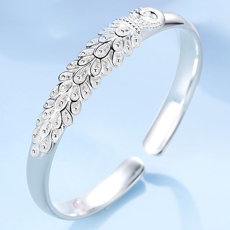Pulseira Pavão da Verzano® em prata esterlina 925, com design elegante e ajustável, ideal para mulheres em eventos especiais como casamentos e noivados.