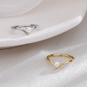 Anel V-Luxe ajustável em prata esterlina 925 com design geométrico e pérola – joia elegante e sofisticada para eventos especiais.