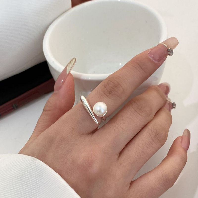 Anel ajustável Aurora em prata esterlina 925 com pérola redonda – joia delicada e elegante para ocasiões especiais