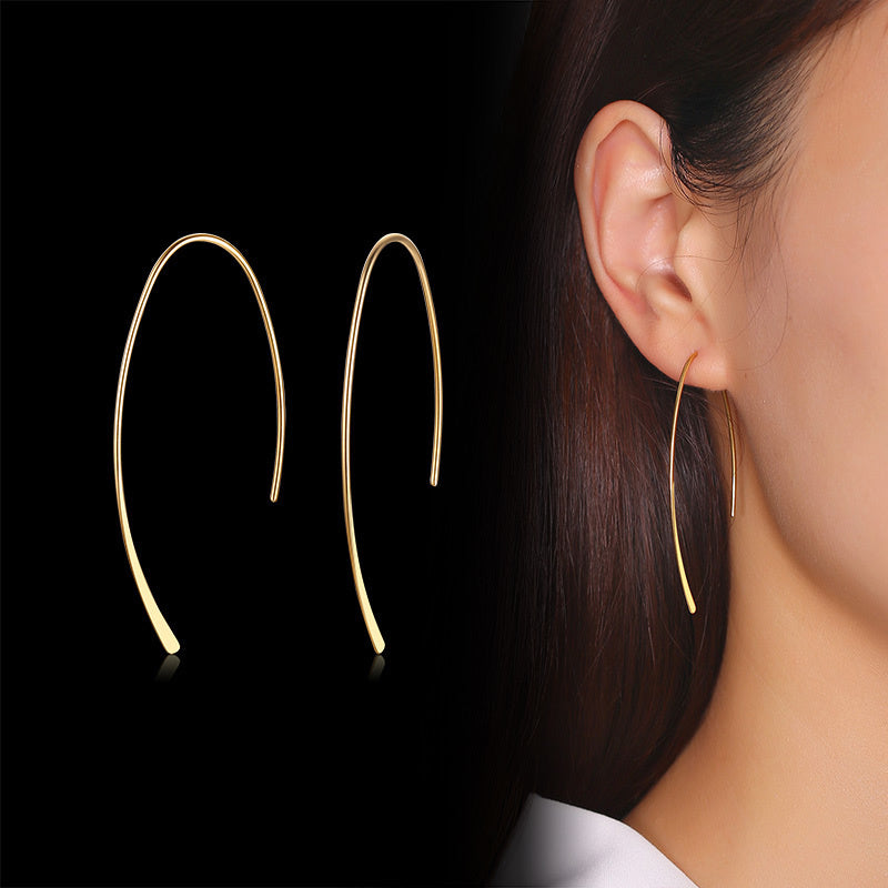 Brincos de argola geométricos minimalistas em aço inoxidável dourado ou prateado, design elegante e sofisticado para mulheres modernas.