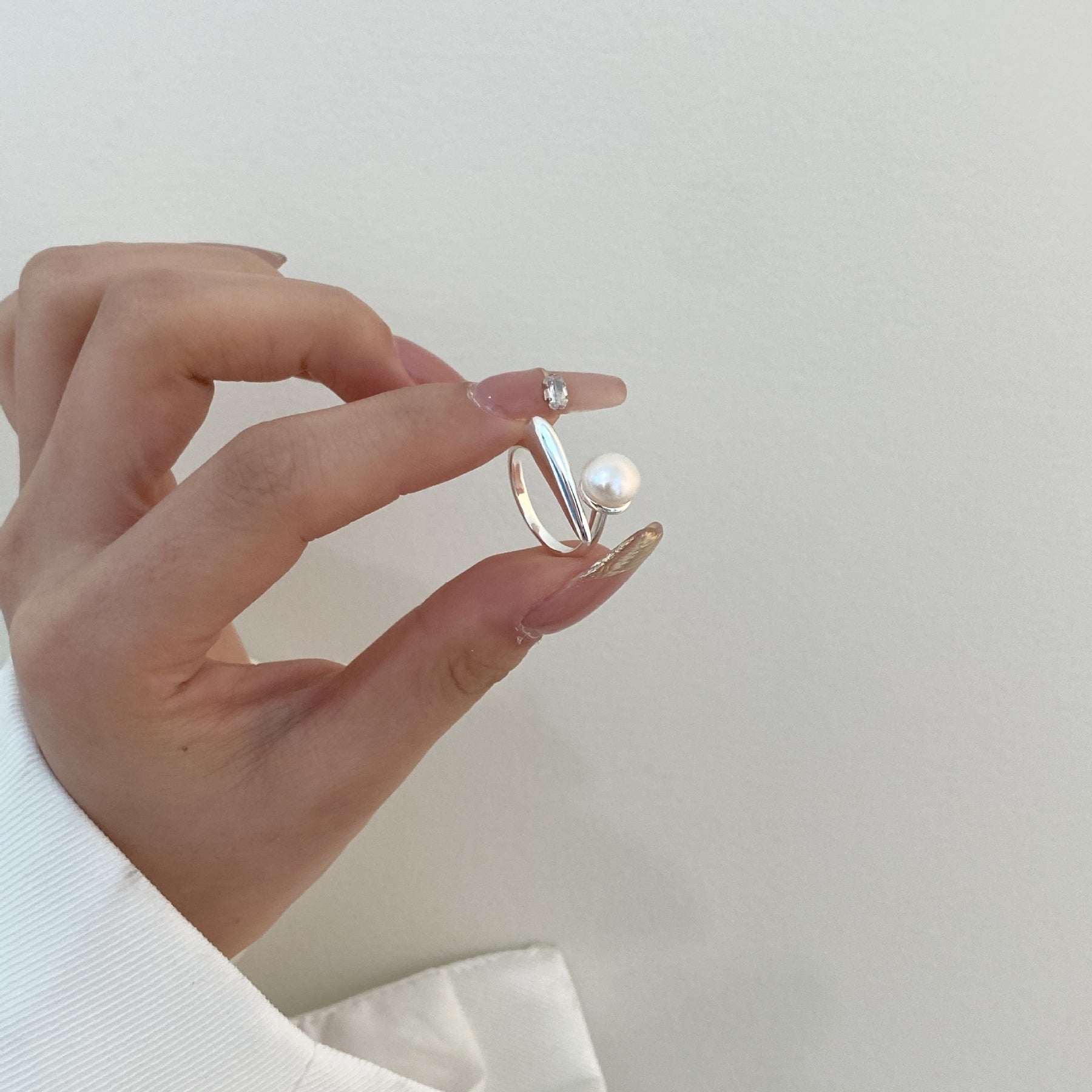 Anel ajustável Aurora em prata esterlina 925 com pérola redonda – joia delicada e elegante para ocasiões especiais
