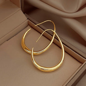 Brinco Oval Essence Verzano® – brincos de argola geométricos ovais, design minimalista e sofisticado, perfeitos para eventos casuais e formais.