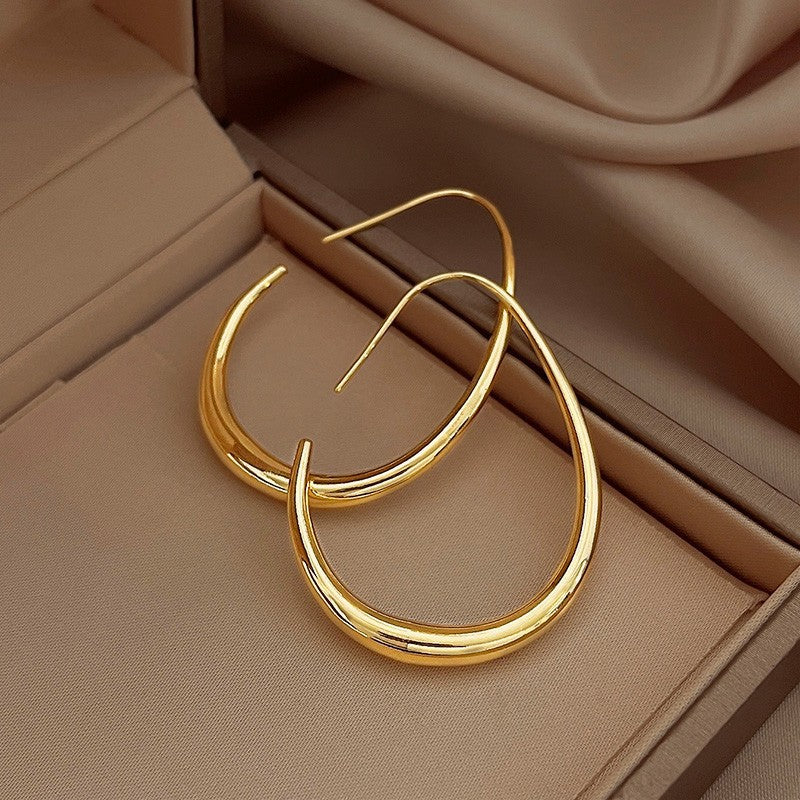 Brinco Oval Essence Verzano® – brincos de argola geométricos ovais, design minimalista e sofisticado, perfeitos para eventos casuais e formais.