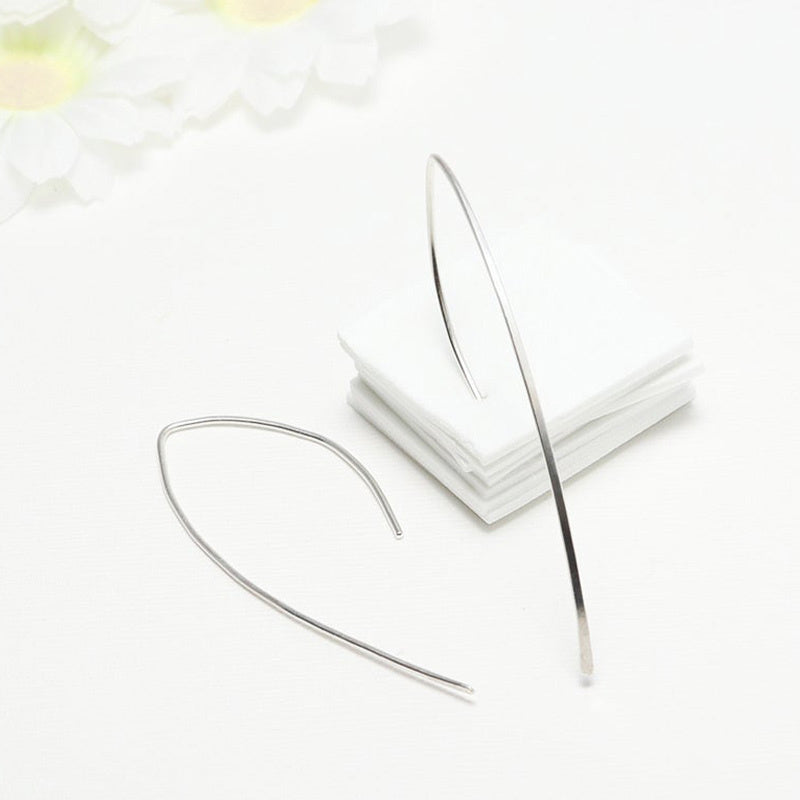 Brincos de argola geométricos minimalistas em aço inoxidável dourado ou prateado, design elegante e sofisticado para mulheres modernas.