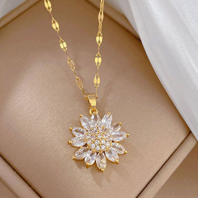 Colar Girassol Cravejado Verzano® – colar feminino dourado com pingente de girassol cravejado de zircônias brilhantes, acessório elegante e sofisticado.