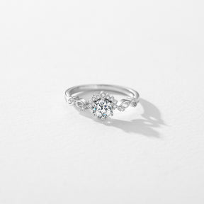 Anel de Noivado Éclat Royale Verzano em prata esterlina 925 com zircônia central redonda e pedras laterais em design inspirado em coroa.