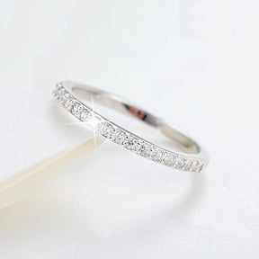 Anel de prata esterlina 925 com zirconia em linha única, design luxuoso e sofisticado, perfeito para festas e eventos especiais.