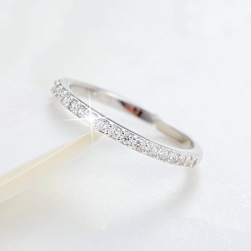 Anel de prata esterlina 925 com zirconia em linha única, design luxuoso e sofisticado, perfeito para festas e eventos especiais.