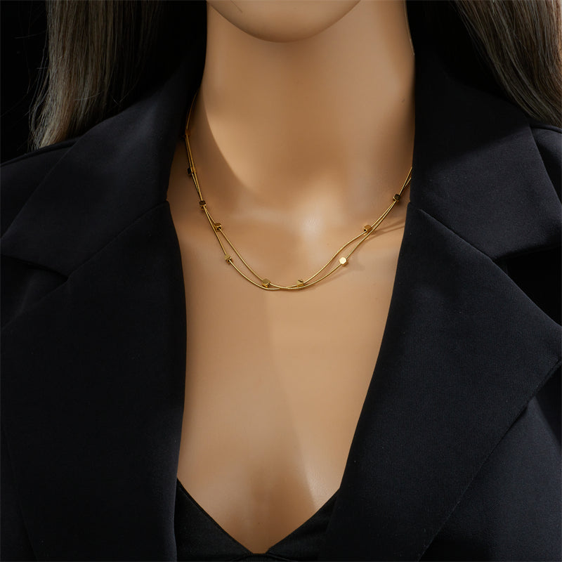 Colar Dualis Verzano – colar feminino de aço inoxidável 316L com correntes cubanas duplas, acessório moderno e sofisticado disponível em dourado e prateado.
