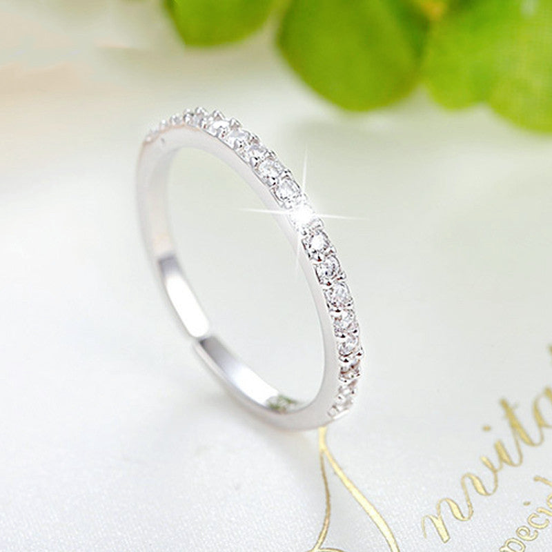 Anel de prata esterlina 925 com zirconia em linha única, design luxuoso e sofisticado, perfeito para festas e eventos especiais.
