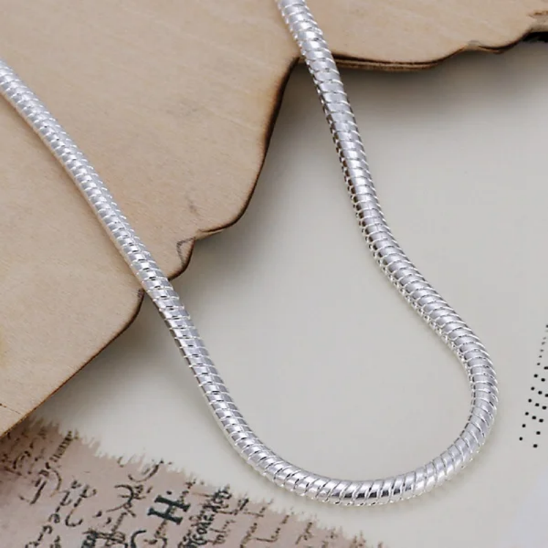 Pulseira serpentina em prata esterlina 925, brilho sofisticado e design flexível para mulheres.