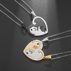 Colar Metadinha de Gatinho Para Casal Verzano® – conjunto de dois colares em aço inoxidável com pingentes de gatinho que se encaixam como um quebra-cabeça, formando um coração romântico.