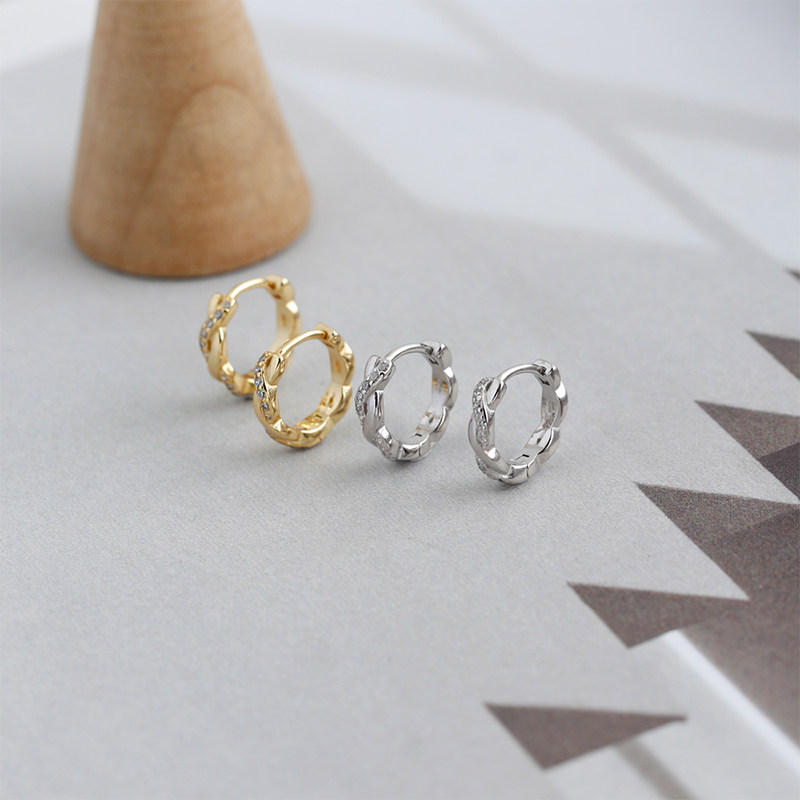 Brinco Mini Argola Torcida Banhada a Ouro Verzano®