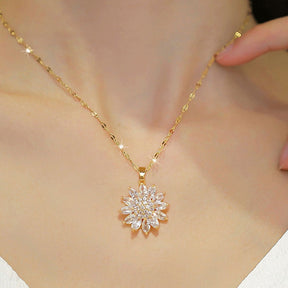 Colar Girassol Cravejado Verzano® – colar feminino dourado com pingente de girassol cravejado de zircônias brilhantes, acessório elegante e sofisticado.