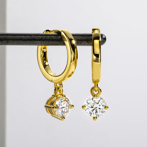 Brinco Ponto de Luz Pendente Banhado a Ouro Verzano®