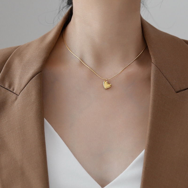 Colar de pingente de coração em aço inoxidável, joias modernas para mulheres, estilo sofisticado e elegante.