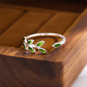 Anel Verde Ramo em prata esterlina 925, design aberto inspirado na natureza, com folhas detalhadas e acabamento sofisticado.