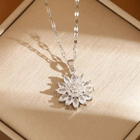 Colar Girassol Cravejado Verzano® – colar feminino dourado com pingente de girassol cravejado de zircônias brilhantes, acessório elegante e sofisticado.