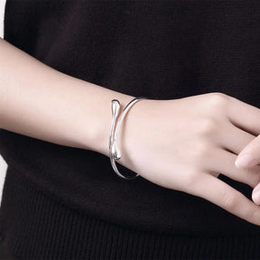 Bracelete de prata esterlina 925 com design em gota d'água, sofisticada e elegante.