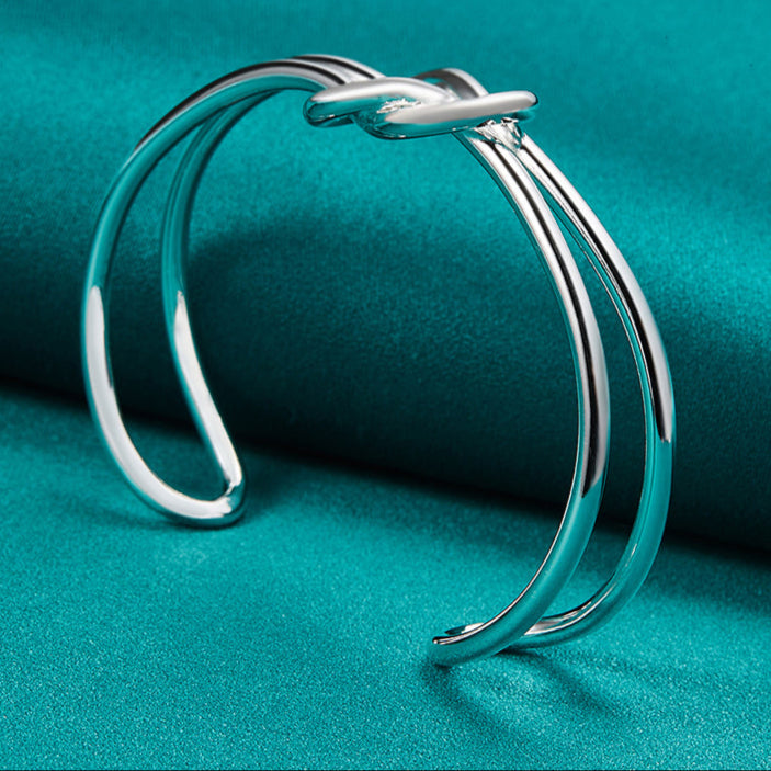 Bracelete Entrelace Verzano® em prata esterlina 925, design geométrico entrelaçado, ajustável, unissex, elegante e sofisticado.