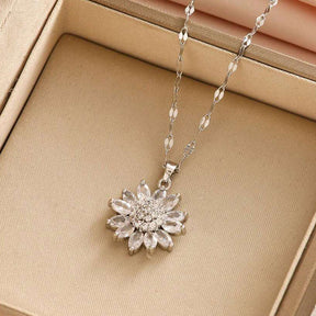 Colar Girassol Cravejado Verzano® – colar feminino dourado com pingente de girassol cravejado de zircônias brilhantes, acessório elegante e sofisticado.