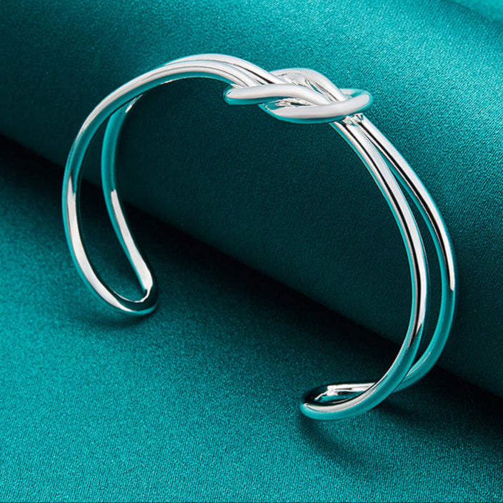 Bracelete Entrelace Verzano® em prata esterlina 925, design geométrico entrelaçado, ajustável, unissex, elegante e sofisticado.