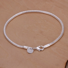 Pulseira serpentina em prata esterlina 925, brilho sofisticado e design flexível para mulheres.
