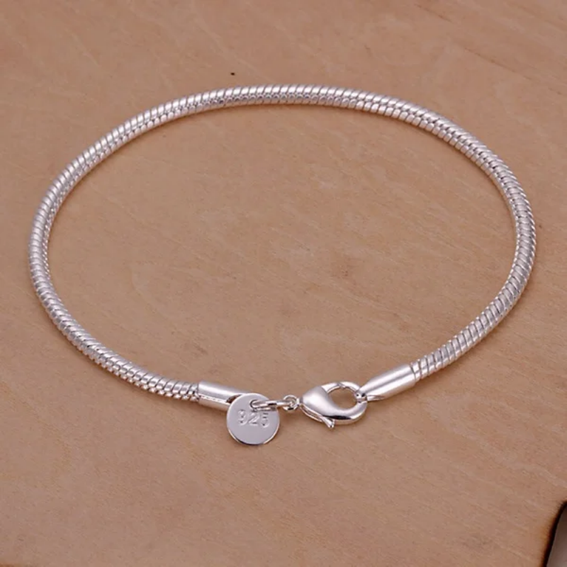 Pulseira serpentina em prata esterlina 925, brilho sofisticado e design flexível para mulheres.