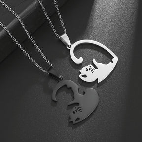 Colar Metadinha de Gatinho Para Casal Verzano® – conjunto de dois colares em aço inoxidável com pingentes de gatinho que se encaixam como um quebra-cabeça, formando um coração romântico.