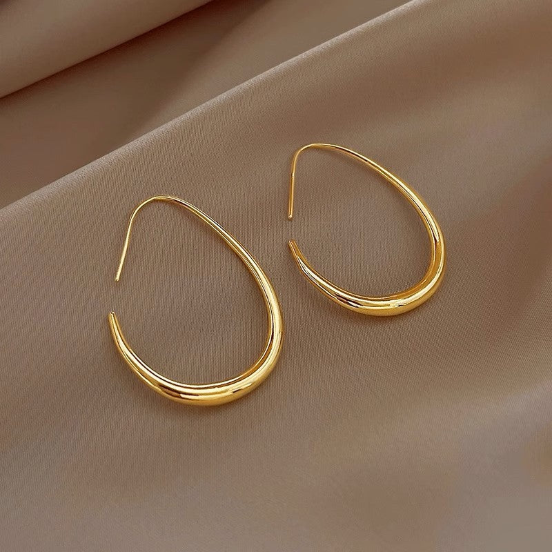 Brinco Oval Essence Verzano® – brincos de argola geométricos ovais, design minimalista e sofisticado, perfeitos para eventos casuais e formais.