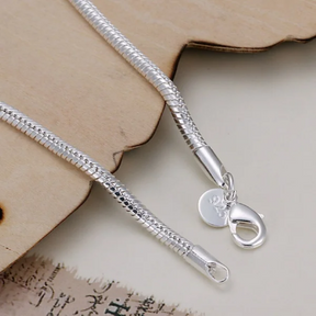 Pulseira serpentina em prata esterlina 925, brilho sofisticado e design flexível para mulheres.