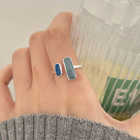 Anel Oceana Azul Verzano® com pedra de zircão azul e design geométrico em prata esterlina 925.