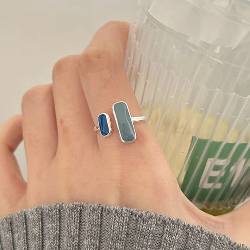 Anel Oceana Azul Verzano® com pedra de zircão azul e design geométrico em prata esterlina 925.