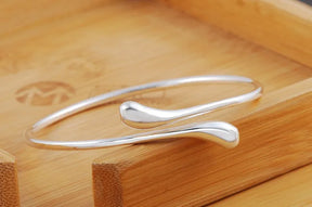 Bracelete de prata esterlina 925 com design em gota d'água, sofisticada e elegante.