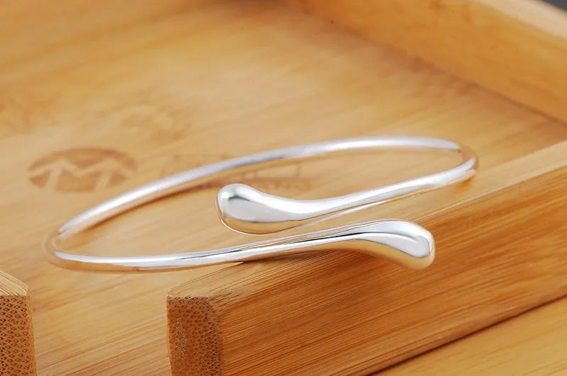 Bracelete de prata esterlina 925 com design em gota d'água, sofisticada e elegante.