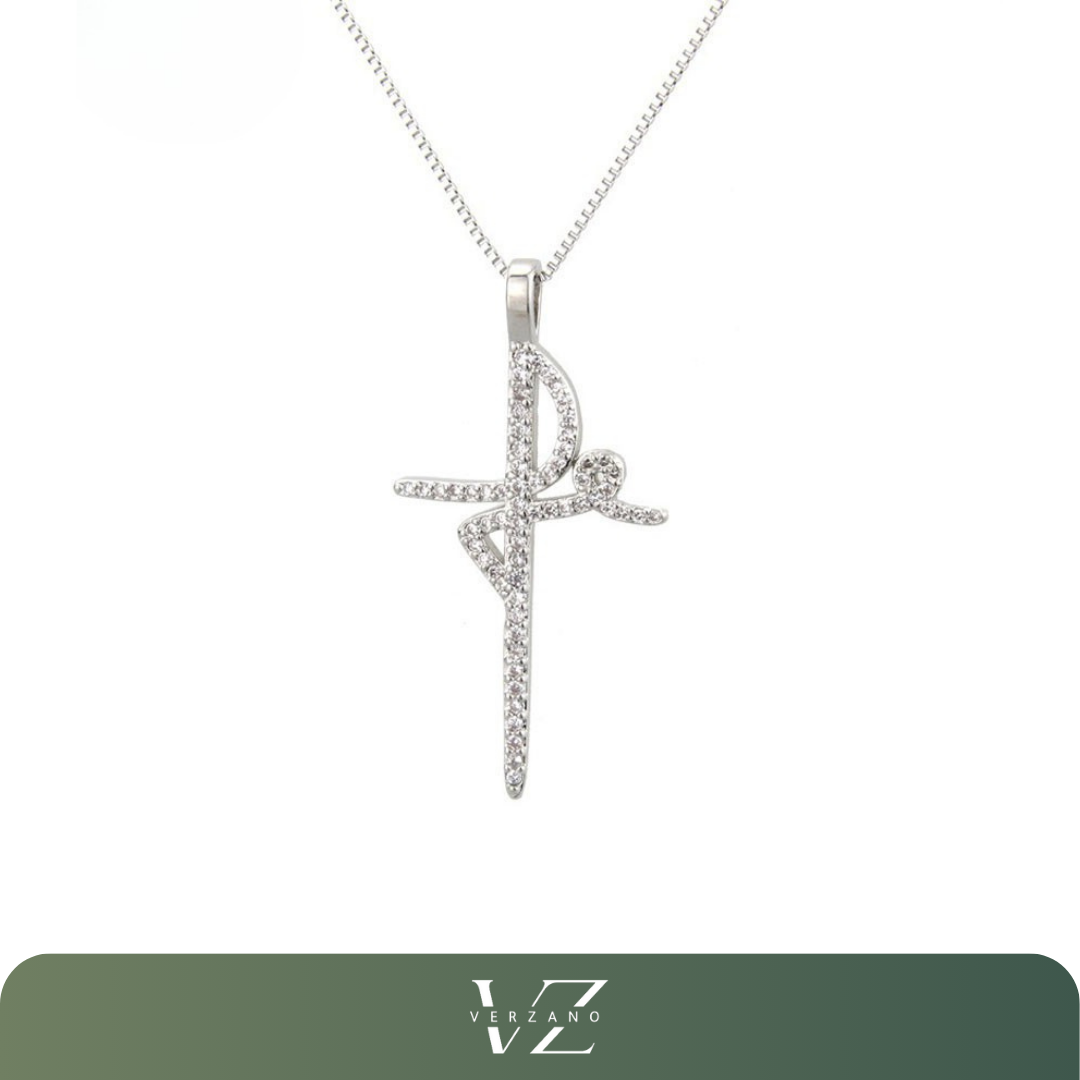 Colar Pingente Cruz de Fé Verzano® com banho de ouro ou prata, adornado com zircão cúbico brilhante, design sofisticado e atemporal.