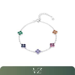Pulseira de prata esterlina 925 com trevo de quatro folhas e zircônias coloridas, design delicado e sofisticado, ajustável e perfeito para festas.