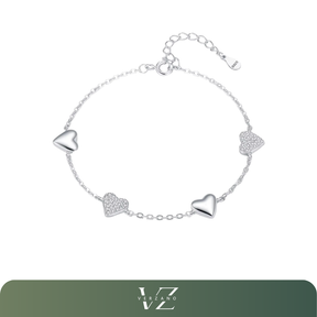 Pulseira de prata esterlina 925 com charms de coração espelhado e zircônias brilhantes, design romântico e sofisticado, ideal para festas e ocasiões especiais.