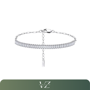 Pulseira tennis em prata 925 com zircônia cúbica corte esmeralda, corrente clipe de papel, design elegante e sofisticado, ideal para ocasiões especiais.
