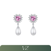 Brincos HeartGlow Verzano® em prata esterlina 925 com zirconia rosa e pérola natural, design romântico de coração, ideais para festas e ocasiões especiais.


