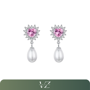 Brincos HeartGlow Verzano® em prata esterlina 925 com zirconia rosa e pérola natural, design romântico de coração, ideais para festas e ocasiões especiais.

