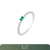Anel Emerald Radiance Verzano® em prata esterlina 925, com zirconia lapidação esmeralda e cravação pavê, design elegante para ocasiões especiais.