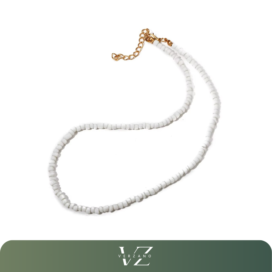 Colar Verzano® Riviera Bianca com contas brancas e corrente dourada ajustável, estilo praiano e boêmio para mulheres sofisticadas, ideal para festas e verão.